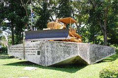 22 Cuba - Santa Clara - Monumento a la Toma del Tren Blindado - bulldozer